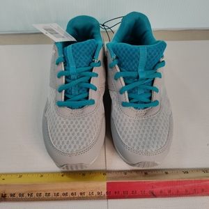 Children athletic shoes size 2 crane NWT